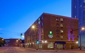 Holiday Inn Express Hotel & Suites Minneapolis Downtown Convention Center
