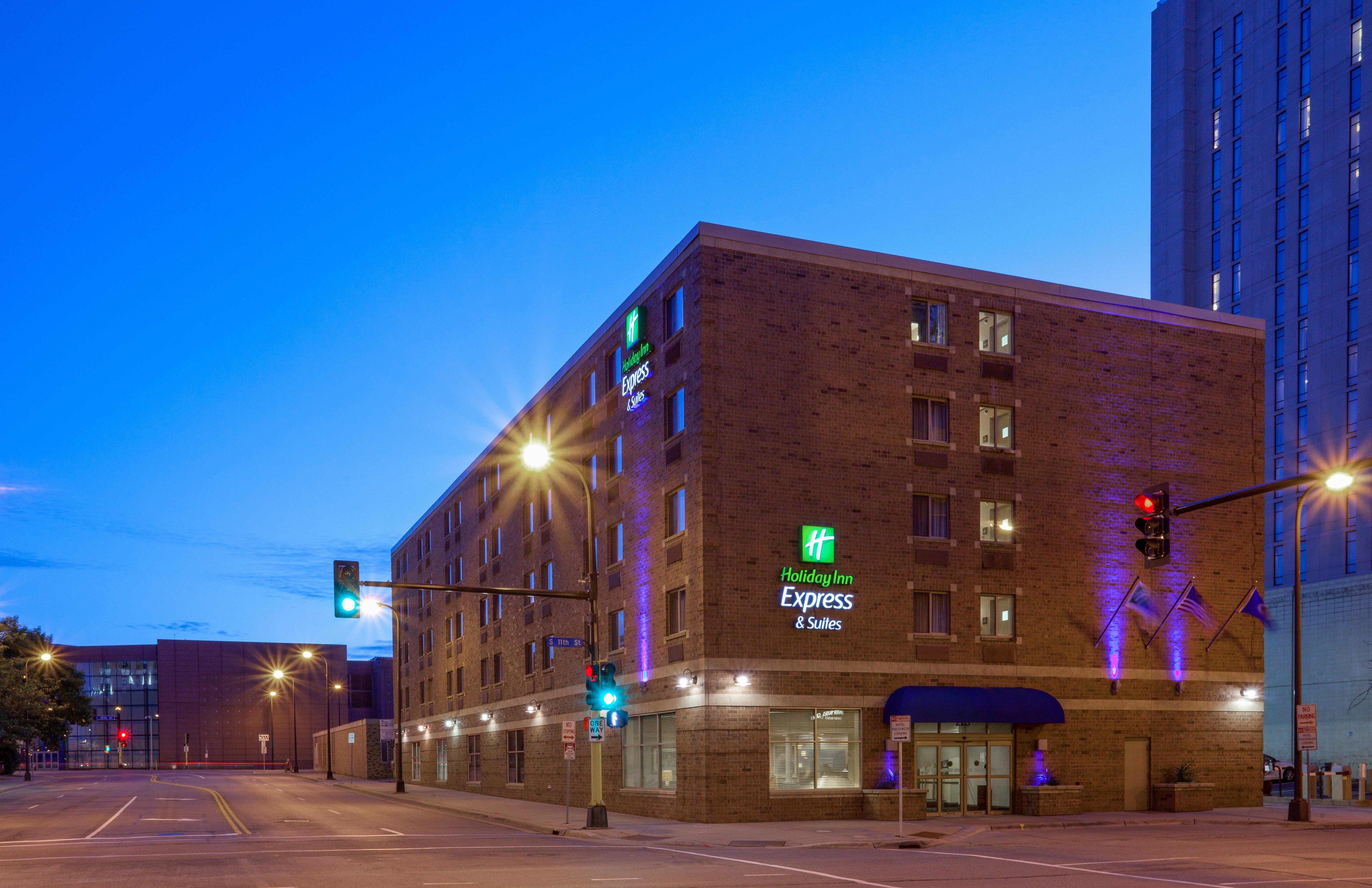 Holiday Inn Express Hotel & Suites Minneapolis-Downtown Convention Center By Ihg Exterior photo