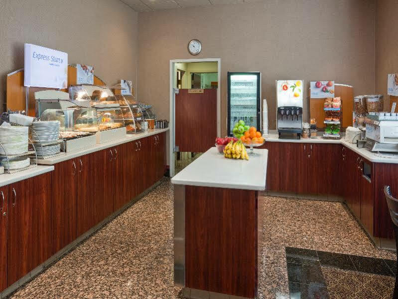 Holiday Inn Express Hotel & Suites Minneapolis-Downtown Convention Center By Ihg Exterior photo