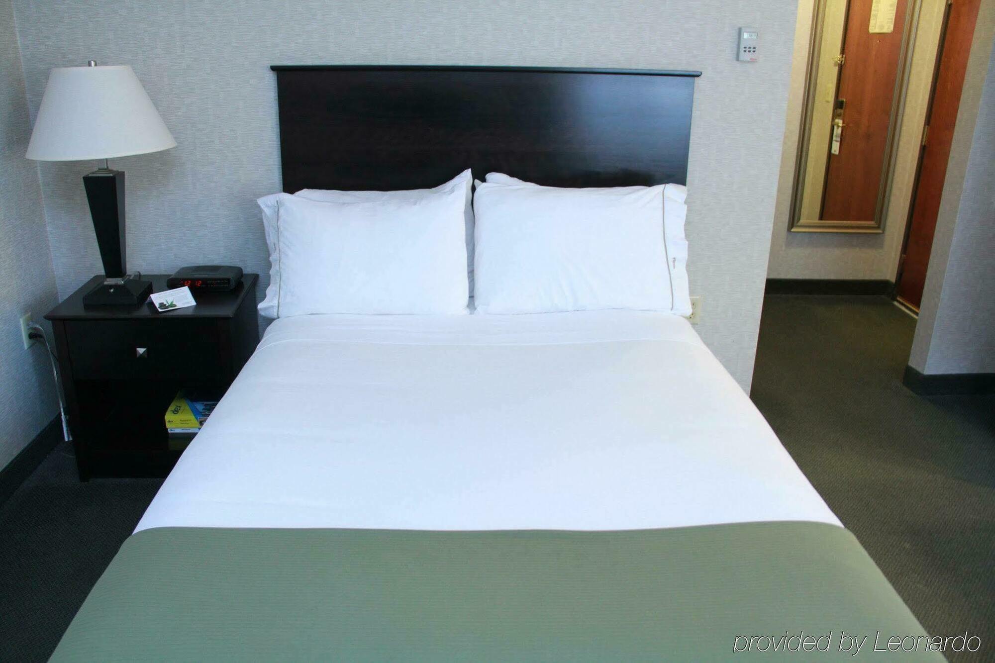 Holiday Inn Express Hotel & Suites Minneapolis-Downtown Convention Center By Ihg Exterior photo
